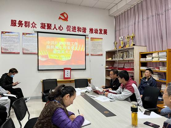 一群小孩在桌子边中度可信度描述已自动生成